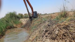 الموارد المائية تواصل اعمال التطهيرات لشبكة المبازل في المحافظة.