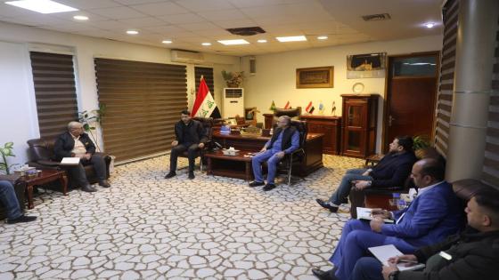 الامين العام لمجلس الوزراء والمحافظ يترأسان اجتماعا موسعا مع كوادر البلدية لمناقشة سبل تطوير عملها