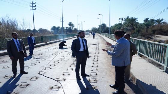 الكرعاوي خلال متابعته لمشروع جسر “الاعمى” في ناحية العباسية. يؤكد على انجاز المشروع وفق المواصفات بالسرعة الممكنة