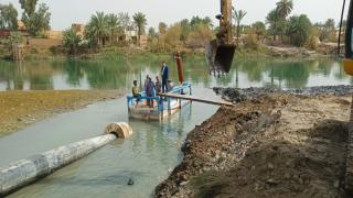 الموارد المائية في النجف الاشرف تواصل اعمالها بنقل ونصب المضخات العائمة على الانهر في المحافظة.