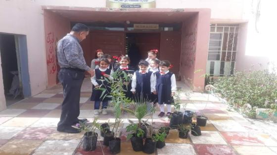 منتدى الرعاية العلمية يبادر بزراعة الاشجار في إحدى مدراس النجف الاشرف