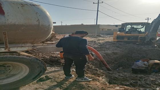 اصلاح احد الانابيب شبكة ماء الاسالة في حي الخضراء بالحيرة في النجف الاشرف