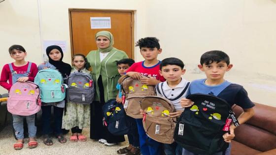 دائرة الهجرة والمهجرين تباشر بتوزيع القرطاسية وحقائب مدرسية لأطفال النازحين من أبناء الشهداء والأيتام