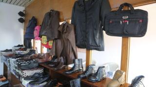 المحافظ خلال تفقده لمعمل الجلود في الكوفة: حان الوقت لاعادة الحياة للمعامل والمصانع الوطنية لاخذ دورها بسد حاجة السوق لمختلف المنتجات