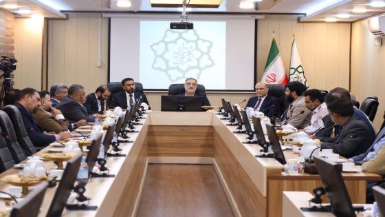 في طهران وفد محافظة النجف يعقد اجتماعاً مع مدير بلدية طهران ومعاونه والكادر المتقدم فيها وبحضور السفير العراقي .