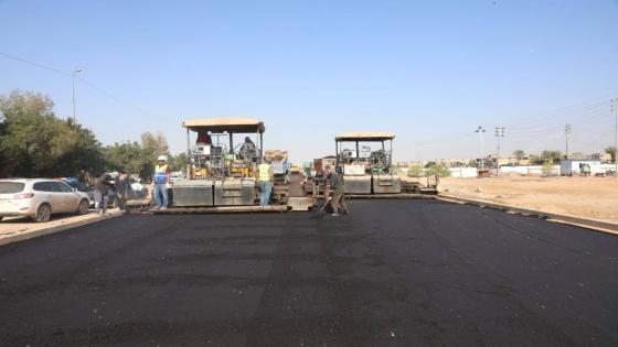 محافظ النجف الأشرف يشرف على أعمال تبليط الطريق الرابط بين مسجد السهلة ومسجد الكوفة.