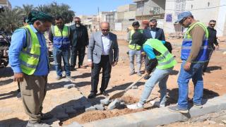 المحافظ يتابع سير العمل في مشروع تأهيل حي السواق ويوجه بمحاسبة الشركة المنفذة ودائرة المهندس المقيم
