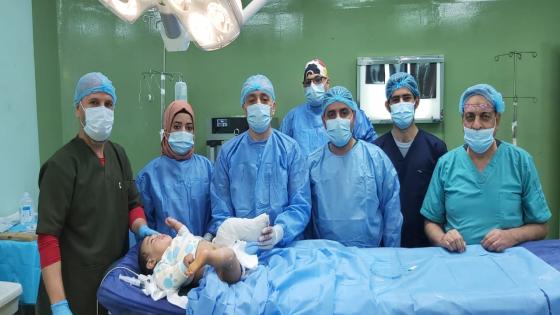 عملية جراحية لطفل يعاني من خلع مفصل الركبة الولادي في النجف