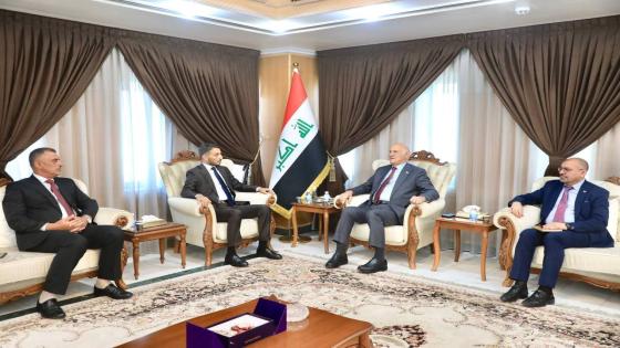 المحافظ يلتقي وزير الموارد المائية لمناقشة الاستعدادات للموسم الزراعي القادم وتطوير العمل المشترك