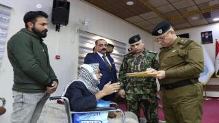 قائد شرطة النجف يقابل مجموعة من المواطنين والضباط و المنتسبين ويوجه بإنجاز معاملاتهم .