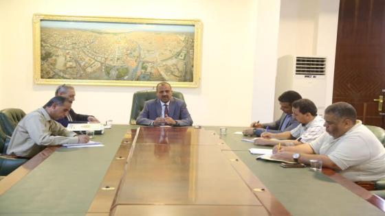 المحافظ يترأس اجتماعا لمناقشة أعمال بلدية النجف من خلال تعبيد عدد من الشوارع المكتملة بالبنى التحتية ويوجه باختيار نموذج أكشاك عصري
