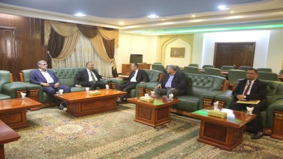 المحافظ يستقبل مدير عام توزيع كهرباء الفرات الأوسط لمناقشة ملف الكهرباء