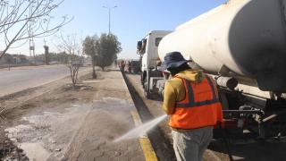 حملة خدمية كبرى لتنظيف شارع نجف – كربلاء تنفذها الكوادر الخدمية في المديرية