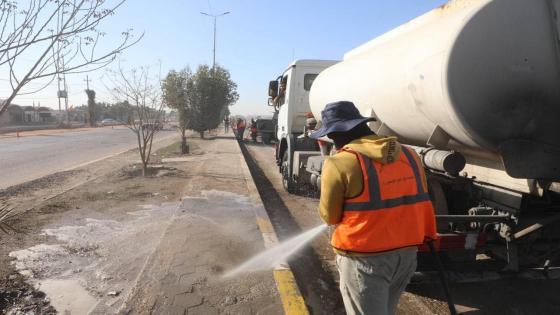 حملة خدمية كبرى لتنظيف شارع نجف – كربلاء تنفذها الكوادر الخدمية في المديرية