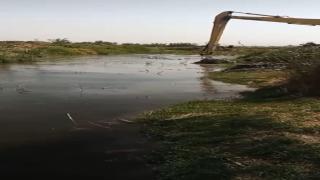 الموارد المائية تواصل أعمال التنظيف لشبكة المبازل في المحافظة