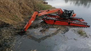 الموارد المائية : تواصل اعمال تنظيف مواقع محطات الاسالة في المحافظة