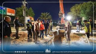 المحافظ يشرف على مد أنبوب تصريف مياه الأمطار في الطريق الرابط بين النجف وكربلاء