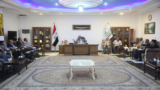 المحافظ يترأس اجتماعا موسعا لمناقشة سبل تطوير الخدمات المقدمة للمواطنين