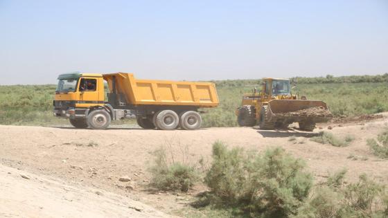لدعم الثروة الزراعية والحيوانية المحافظ يشرف على أعمال فتح منفذين مائيين لهور أبو غرب