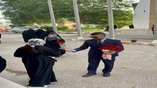 جامعة الكوفة تستقبل طلبة الدراسة الاعدادية بالورود لتأدية الامتحانات الوزارية