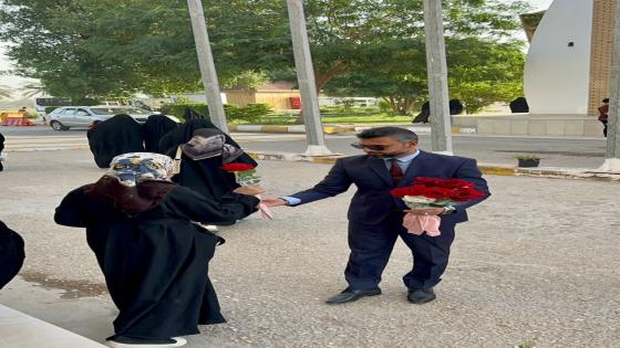 جامعة الكوفة تستقبل طلبة الدراسة الاعدادية بالورود لتأدية الامتحانات الوزارية