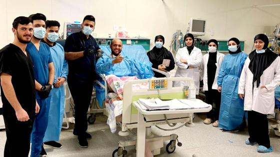 كوادر مدينة الصدر الطبية تحتفي بخروج مريض بعد رقوده لمدة شهر فيها