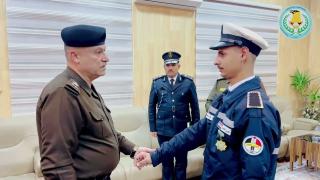 قائد شرطة النجف يكرم أحد منتسبي مديرية المرور لتفانيه وإخلاصه في إداء الواجب