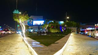 بلدية النجف الاشرف تنتهي من وضع شلال ديكوري في إحدى الجزرات الوسطية