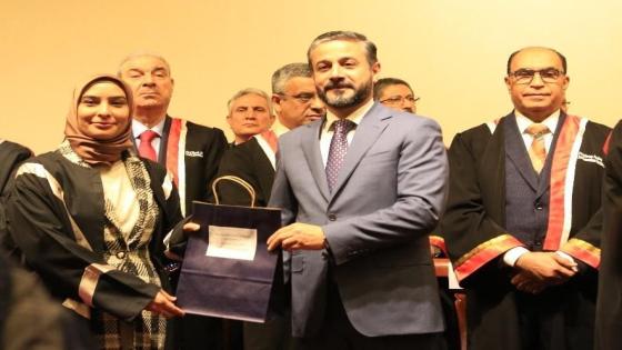 وزير التعليم يكرم تدريسية من جامعة جابر بن حيان لحصولها على المركز الأول في اختصاص أمراض الدم السريري على مستوى العراق.