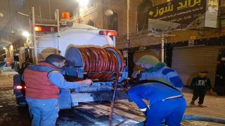 كوادر مجاري النجف تواصل العمل في ظل انخفاض درجات الحرارة لتحسين الشبكة المطرية في الكوفة