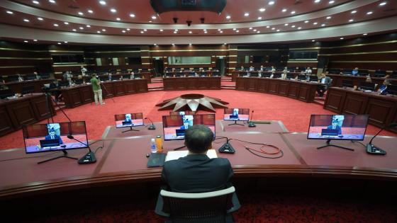 محافظ النجف يترأس اجتماعاً دورياً يهدف إلى تحسين الأداء الإداري وتلبية احتياجات المواطنين