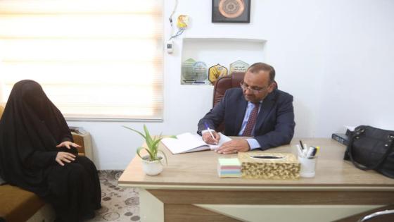 المحافظ يزور مركز الغدير النسوي ويعدهن بدعم ورعاية برامجهن الاجتماعية