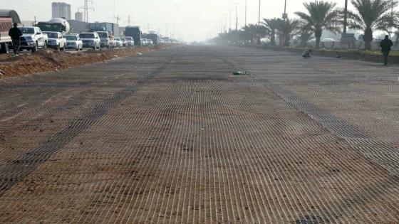 الوائلي يشرف على تثبيت مادة الجيوكرد في مشروع المدخل الجنوبي للنجف الأشرف