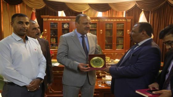 صحفيون من الموصل ومصر يكرمون المحافظ بدرع السلام