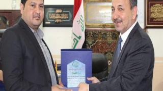 قائممقام قضاء المناذرة يكرم الصحفي والإعلامي بهاء الحبوبي بدرع الإبداع