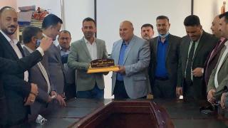 المعاون الاداري لمحافظ النجف برفقة عدد من مدراء الاقسام ومهندسين يزورون بلدية المناذرة ويهنئون مديرها الجبوري