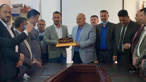 المعاون الاداري لمحافظ النجف برفقة عدد من مدراء الاقسام ومهندسين يزورون بلدية المناذرة ويهنئون مديرها الجبوري