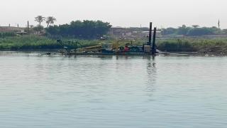 الموارد المائية تواصل اعمال التنظيف لحوض نهر الفرات في المحافظة.