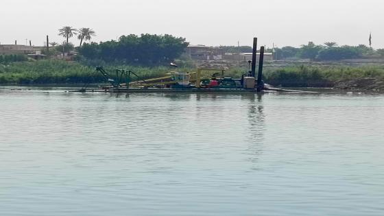 الموارد المائية تواصل اعمال التنظيف لحوض نهر الفرات في المحافظة.