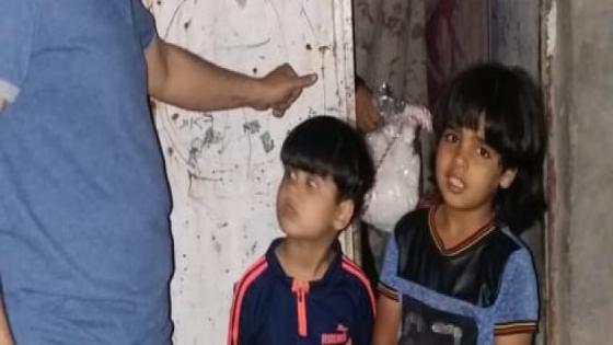لجنة رعاية الطفولة توزع الملابس على عوائل الشهداء والأيتام والمتعففين في حي العسكري