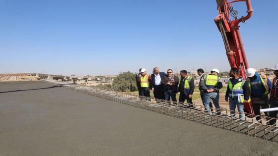 المحافظ يشرف على اعمال صب الترسانة الكونكريتية في مجسرات الزهراء ويشدد بانهاء العمل خلال المدة القانونية