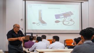 كلية الطب في جامعة جابر بن حيان تنظم ورشة تدريبية لطلبتها حول أعمال مفرزة الجامعة الطبية لمعالجة الزائرين
