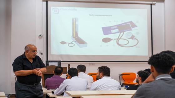 كلية الطب في جامعة جابر بن حيان تنظم ورشة تدريبية لطلبتها حول أعمال مفرزة الجامعة الطبية لمعالجة الزائرين