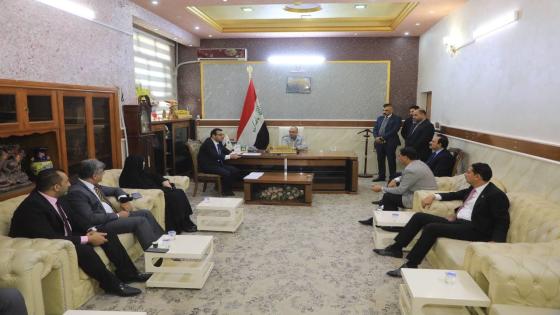 المحافظ يترأس اجتماعا في صحة النجف لمناقشة اسباب توقف صرف مستحقات الكوادر الطبية والادارية ويلتقي بممثلي المعتصمين