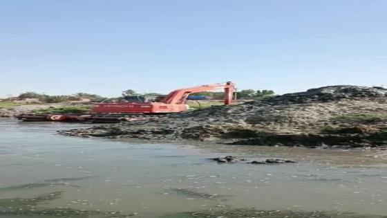 الموارد المائية: تواصل اعمال رفع الترسبات الطينية من حوض نهر الفرات في المحافظة.