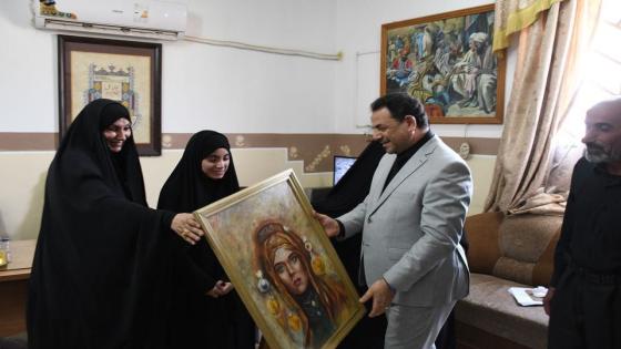 المدير العام لتربية النجف الأشرف يكرم الطالبة بتول كاظم عبد الحسين التي تفوقت بمعدل ٩٨ % على الرغم من وفاة والدها أثناء الامتحانات