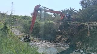 الموارد المائية في النجف الاشرف تواصل أعمال التطهيرات للانهر في المحافظة.