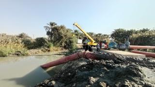 الموارد المائية تواصل أعمال تهيئة وتنصيب المضخات على الأنهر في المحافظة