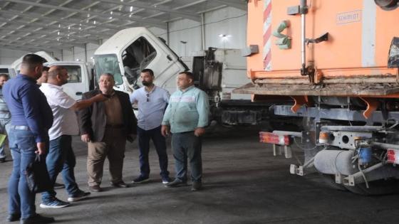 مدير البلدية يتابع أعمال تصليح الآليات في الورشة المركزية