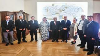 جامعة الكوفة توقع مذكرة تفاهم مع جامعة ترانسليفانيا الرومانية